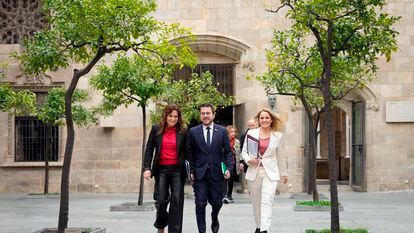 El 'president' Pere Aragonès (centro), junto a la vicepresidenta Laura Vilagrà (izq.), y la consejera de Economía, Natàlia Mas (der.), en una imagen de archivo.