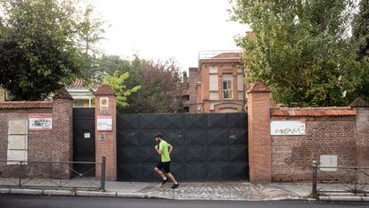 Fachada de la residencia de primera infancia Rosa en el barrio de Chamartín, este sábado.