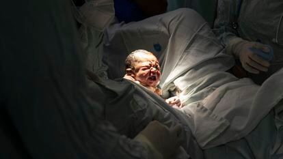 Un niño nace en un centro hospitalario de Santo Domingo (República Dominicana).