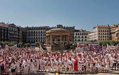 El movimiento feminista de Iruñerria y el movimiento popular se concentran el martes 12 de julio de 2022 en la Plaza del Castillo de Pamplona para mostrar su rechazo a las agresiones sexistas ocurridas durante los Sanfermines.