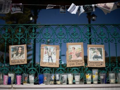 Retratos de los cuatro jóvenes desaparecidos en una ofrenda colocada el día de su funeral, en Colotlán (Jalisco).