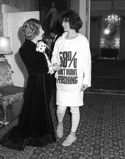 Margaret Thatcher con la diseñadora Katharine Hamnett, que vestía una reivindicativa camiseta antimisiles. Era 1984.