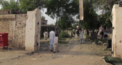 Entrada dañada de la prisión asaltada por los talibanes en Dera Ismail Khan.