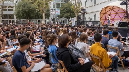 Jóvenes de institutos de Barcelona durante la Biennal de Pensament de 2022.