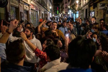 Decenas de personas, muchas de ellas francesas, cantando, gritando y bailando en el centro de Madrid, pasada la hora del toque de queda.