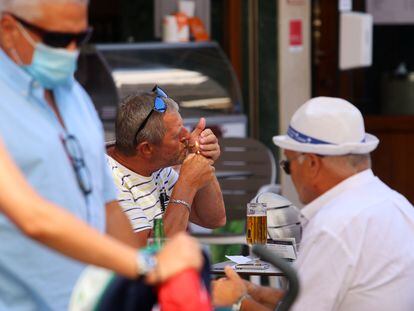 Personas fumando en terrazas y vías públicas en Málaga.