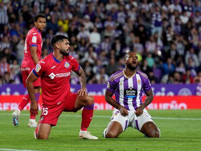 Cyle Larin se lamenta ante Omar Alderete tras una ocasión fallada en el Valladolid-Getafe de este domingo.