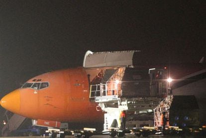 Autoridades italianas revisan en Bolonia el avión en el que fue detectado el paquete incendiario dirigido a Berlusconi.