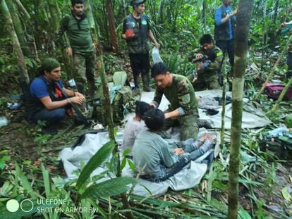 Militares colombianos atienden a niños sobrevivientes de una avioneta Cessna 206, en Colombia.