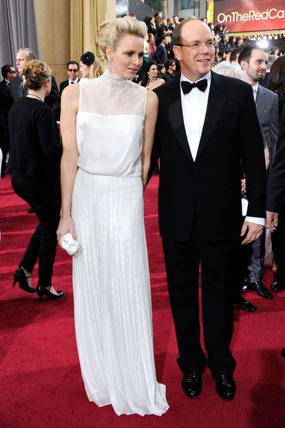 Alberto de Mónaco y Charlene, de blanco, con un vestido plisado de corte en la cintura.