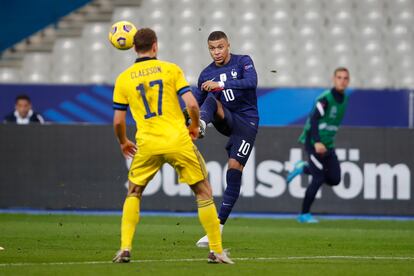 La superestrella del fútbol francés, Kylian Mbappe, en el Stade de France vacío durante un partido Francia-Suecia el 17 de noviembre