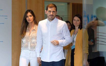 Iker Casillas y Sara Carbonero, el 5 de mayo en Oporto, a la salida del futbolista del hospital en el que fue operado de un infarto.