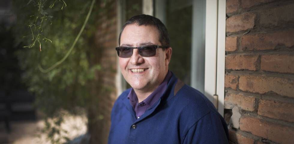 El escritor Jordi Nomen, en el patio de la escuela Sadako de Barcelona.