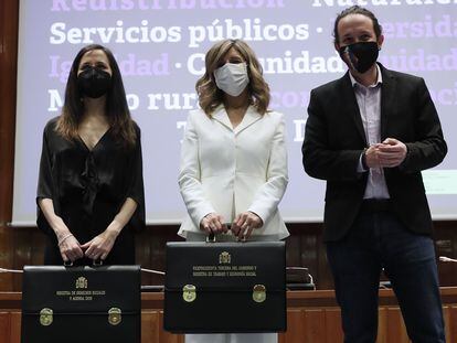 Desde la izquierda, Ione Belarra, Yolanda Díaz y Pablo Iglesias, en el traspaso de carteras tras la última remodelación del Gobierno.