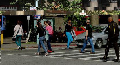 Gente caminando por la calle en Montevideo.
