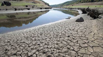 Vista del pueblo de San Cibrao (Viana do Bolo), donde el río Bibei presenta estos días un bajo caudal.