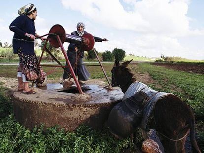 Dos mujeres sacan agua de un pozo en Marruecos.