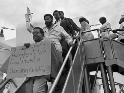 El reverendo Ralph Abernathy, en primer plano, protesta en Cabo Cañaveral contra el Programa Apolo, el 15 de julio de 1969.