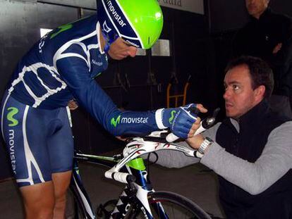 Jon Iriberri, junto a uno de los ciclistas del Movistar.