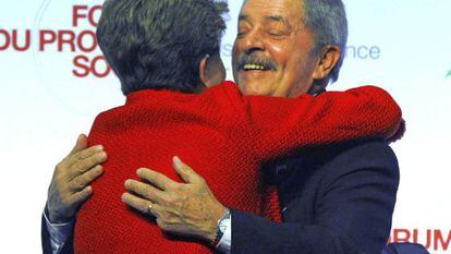 Lula abraza a la presidente Rousseff este martes en Par&iacute;s.