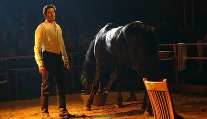 El actor Ivan Benet con el caballo &#039;Juguet&oacute;n&#039;, en un ensayo de &lsquo;Bodas de Sangre&rsquo;, de Oriol Broggi. 