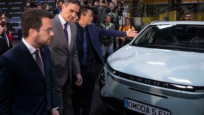 El presidente catalán, Pere Aragonés, junto al presidente del Gobierno, Pedro Sánchez observan un vehículo del fabricante chino