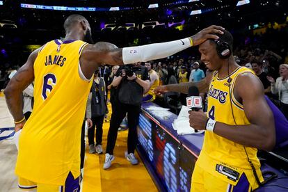 LeBron James felicita a Lonnie Walker IV, quien anotó 15 puntos en el triunfo de los Lakers.