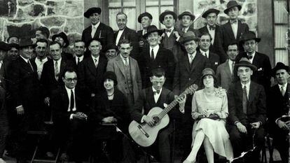 Agapito Marazuela, en el centro con una guitarra entre las manos.