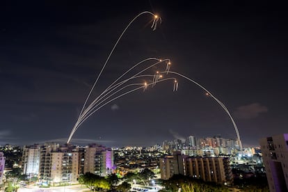 El sistema antimisiles de Israel intercepta cohetes lanzados desde la Franja, el 8 de octubre.