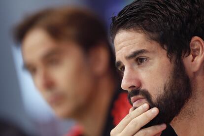 Isco, en primer plano, junto a Julen Lopetegui cuando era entrenador del Real Madrid, en 2018.