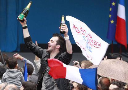 Seguidores de Fran&ccedil;ois Hollande celebran en Tulle.