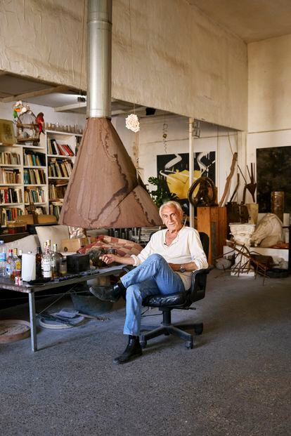 El artista toledano Antonio Villanueva ha vivido tantas Ibizas como décadas tiene su trabajo. Aquí, posa en su estudio vivienda, una imponente nave industrial en el puerto de la capital ibicenca. 