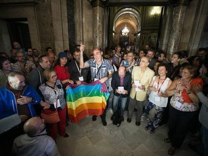 Miembros de asociaciones en defensa del colectivo LGTB celebran la aprobaci&oacute;n de la ley contra la homofobia en el Parlament en octubre de 2014