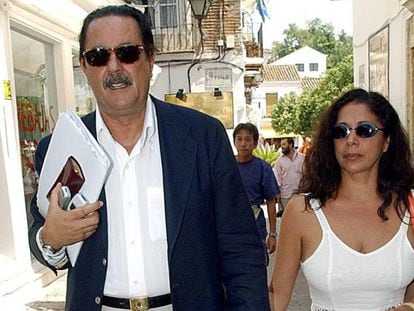 El entonces alcalde de Marbella con Isabel Pantoja, en agosto de 2003. 