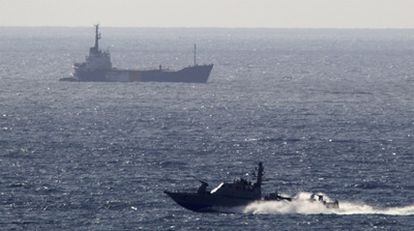 Una embarcación del Ejército israelí escolta al 'Rachel Corrie', en su llegada al puerto de Ashdod.