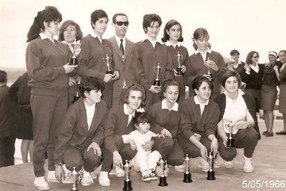 Formación del Medina, tras ganar el título de Liga en 1966, junto a su entrenador, Manuel Fernández Trigo.