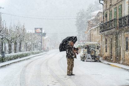 La Agencia Estatal de Meteorología (Aemet) mantendrá activadas a lo largo de este miércoles las alertas amarillas por riesgo de lluvias, nevadas y vientos fuertes en la mayor parte de la Comunidad aragonesa. En la imagen, un hombre cruza una calle de Aliaga, en la provincia de Teruel, cubierta por un manto de nieve.

