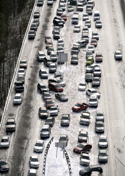 La tormenta denominada "León", que afecta a gran parte del sur y el este de Estados Unidos, provocó el cierre de escuelas, negocios y oficinas gubernamentales, así como la cancelación de vuelos, y dejó a miles de conductores atrapados en atascos, especialmente en la ciudad sureña de Atlanta. En la imagen coches atascados en la autopista I-75 cerca de Chattahoochee River (Atlanta) tras una tormenta de nieve que ha congelado el asfalto.