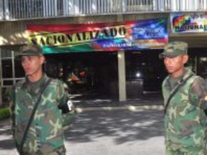 Dos militares hacen guardia  en la empresa Transportadora de Electricidad (TDE), filial expropiada de la espa&ntilde;ola Red El&eacute;ctrica de Espa&ntilde;a (REE), en Cochabamba (Bolivia). EFE/Archivo