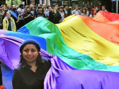 Participantes en la manifestación de Bilbao sostienen este sábado una bandera arcoíris gigante. 