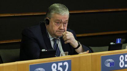 El eurodiputado belga Marc Tarabella, este jueves en la votación en la Eurocámara a favor de levantar su inmunidad como eurodiputado por el 'Qatargate'.