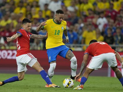 Neymar intenta marcharse de Arángui y Paulo Díaz durante el Brasil-Chile del día 24 en Maracaná.