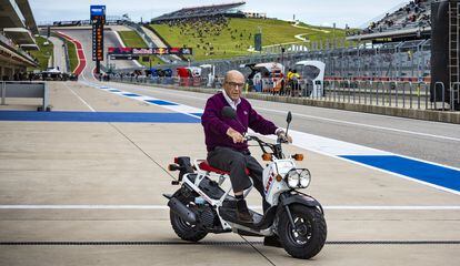 Carmelo Ezpeleta, en el circuito de Austin, en EE UU, en el ciclomotor en el que se mueve en los grandes premios.