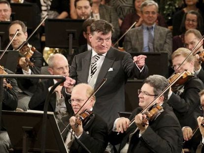 Christian Thielemann dirige a la Filarmónica de Viena durante un ensayo para el Concierto de Año Nuevo, el 30 de diciembre.
