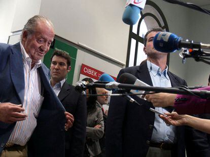 Don Juan Carlos bromea con la prensa tras recibir el alta del hospital Clinic.