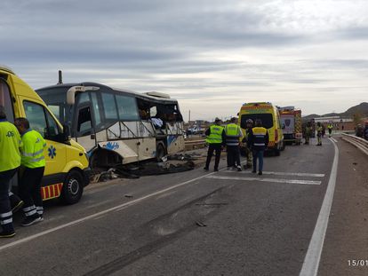 Autocar siniestrado la mañana de este lunes en el término municipal de Lorca (Murcia).