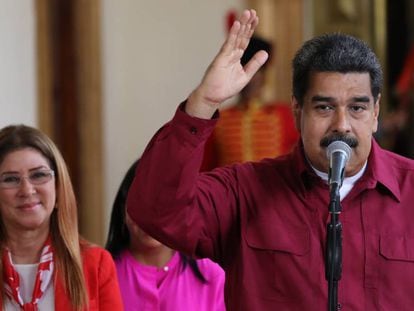 Nicolás Maduro habla junto a su esposa Cilia Flores, este domingo.