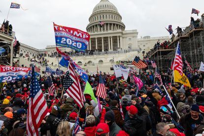 Seguidores de Trump, durante la toma del Capitolio en Washington, el pasado 6 de enero.