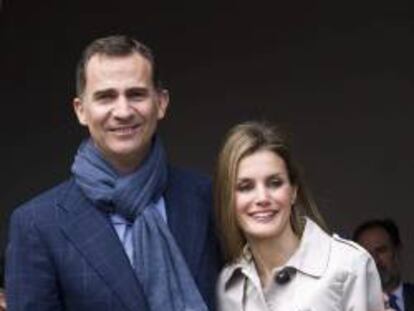 Los Pr&iacute;ncipes de Asturias posando para la prensa antes de su visita a la exposici&oacute;n de &quot;El Greco&quot; en el Museo de Santa Cruz en Toledo. 