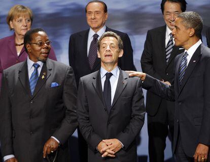 Nicolas Sarkozy, rodeado de otros líderes mundiales en la cumbre del G-8 del año pasado en Ontario (Canadá).